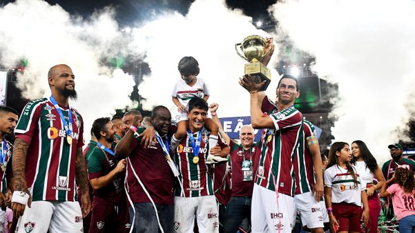 Ganso levanta a taça e elenco do Fluminense faz a festa com o título carioca no Maracanã
