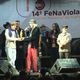 Zé Geraldo entregando o troféu do Fenaviola a Saulo Santos Fagundes, de Goiás. Ele foi o vencedor da 14ª edição com a canção ‘Saudade do Zeca’