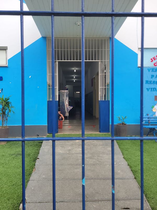 Alunos estudam em local improvisado há 3 anos