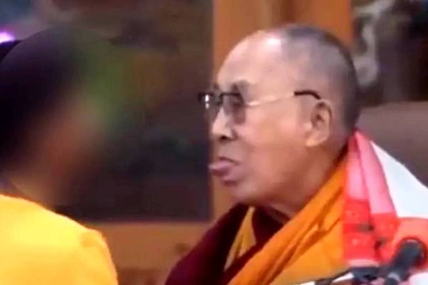 Dalai Lama pede para criança beijar sua língua, durante audiência na Índia