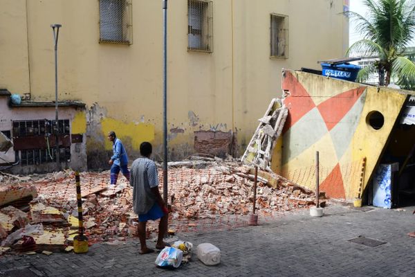 Quiosques de comerciantes são demolidos na Vila Rubim, em Vitória por Fernando Madeira