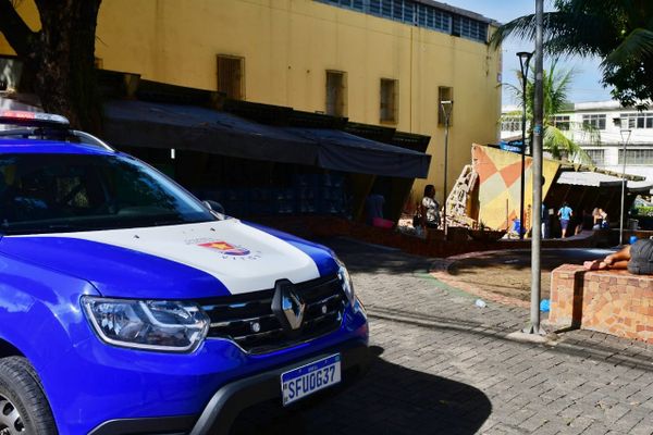 Quiosques de comerciantes são demolidos na Vila Rubim, em Vitória por Fernando Madeira