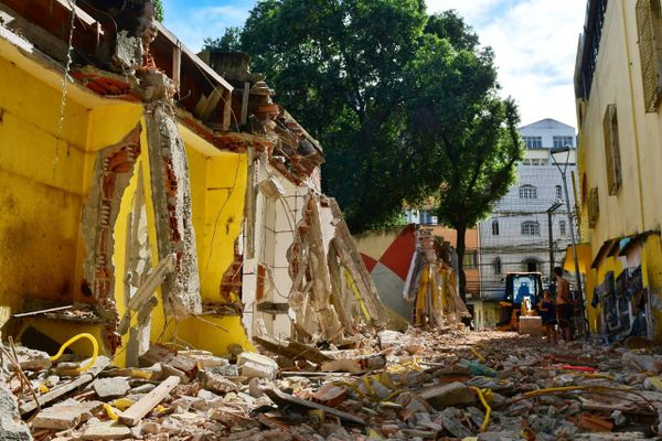 Quiosques de comerciantes são demolidos na Vila Rubim, em Vitória por Fernando Madeira