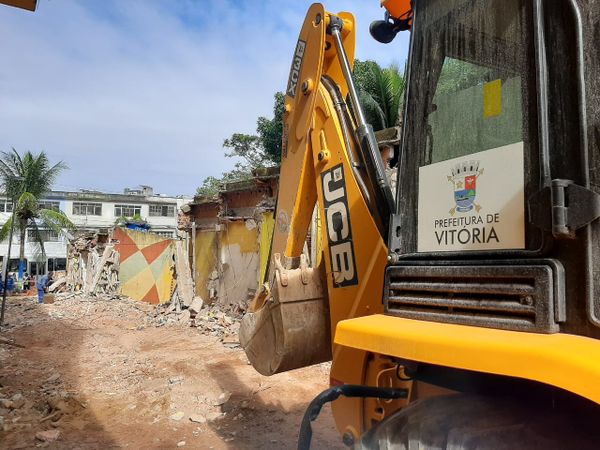 Quiosques de comerciantes são demolidos na Vila Rubim, em Vitória por Fernando Madeira
