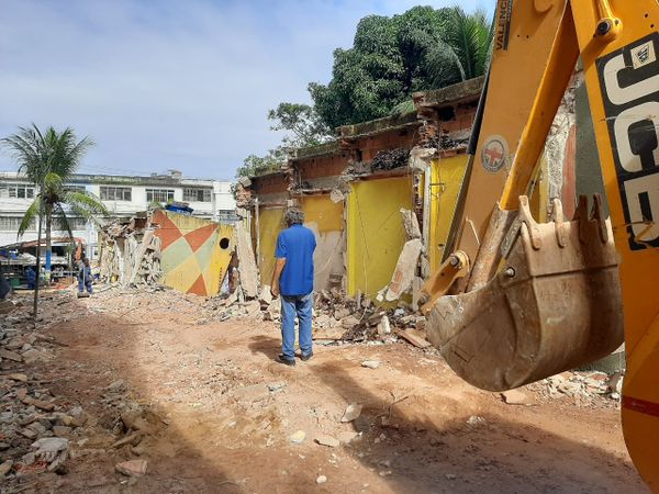 Quiosques de comerciantes são demolidos na Vila Rubim, em Vitória por Fernando Madeira