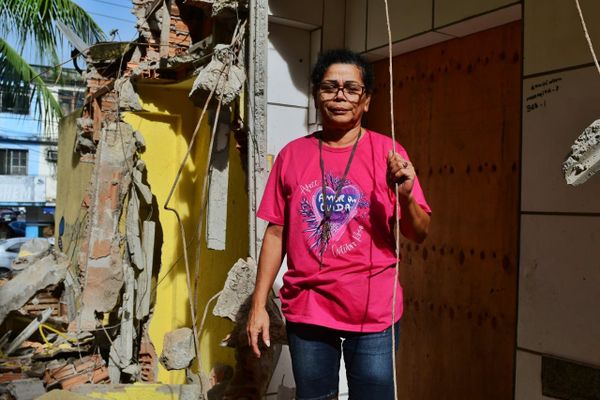 Quiosques de comerciantes são demolidos na Vila Rubim, em Vitória por Fernando Madeira