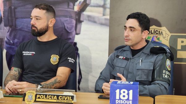 À esquerda, o delegado Rodrigo Peçanha; à direita, o Capitão Hage, da PM, que atuou na prisão dos suspeitos