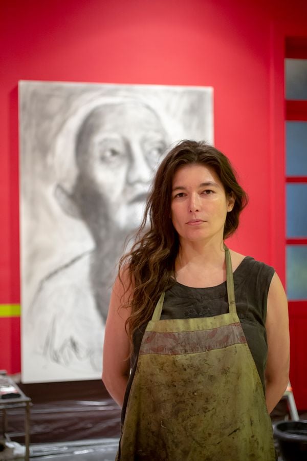 Artista Juliana Pessoa ao lado de sua obra "Vó Cabloca" por Felipe Amarelo