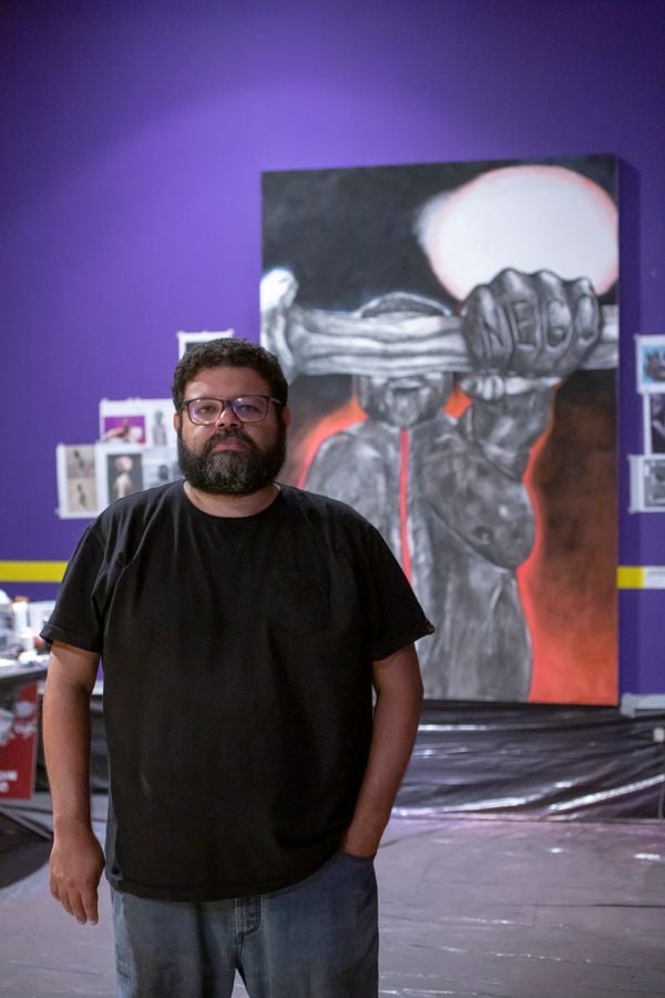 Artista Luciano Feijão ao lado de sua obra "Antianatomia Negra" por Felipe Amarelo