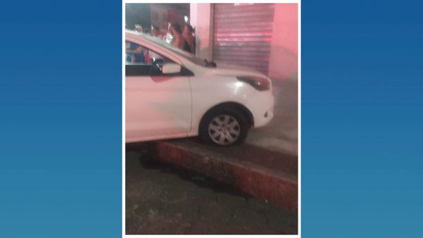 Carro parou em cima da calçada após acidente, em Linhares