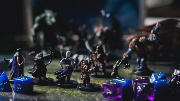 Jogo de tabuleiro RPG com miniaturas com dragão nas masmorras