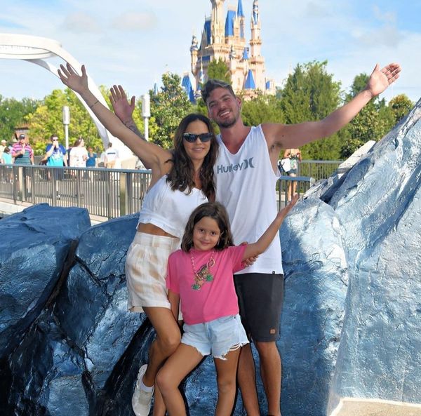 A designer de joias Emar Batalha aproveitou um momento de relaxamento na Disney, em Orlando, ao lado dos filhos Gabriel e Alice