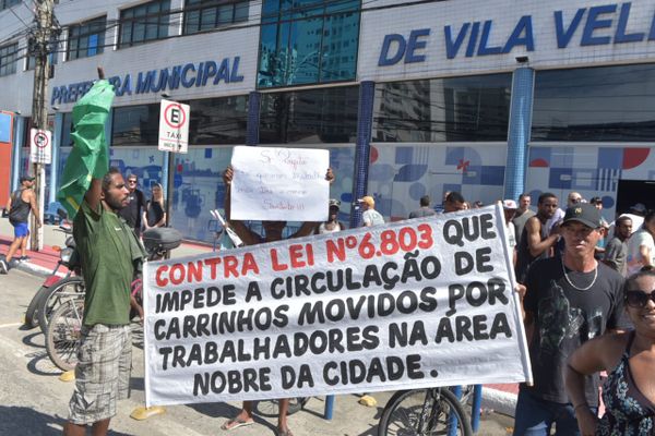 Catadores de materiais recicláveis protestam contra lei que restringiu circulação em Vila Velha por Ricardo Medeiros
