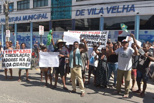 Catadores de materiais recicláveis protestam contra lei que restringiu circulação em Vila Velha por Ricardo Medeiros