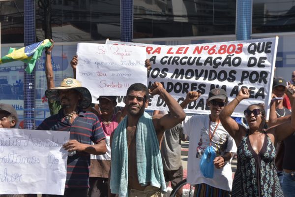 Catadores de materiais recicláveis protestam contra lei que restringiu circulação em Vila Velha por Ricardo Medeiros