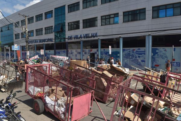 Catadores de materiais recicláveis protestam contra lei que restringiu circulação em Vila Velha por Ricardo Medeiros