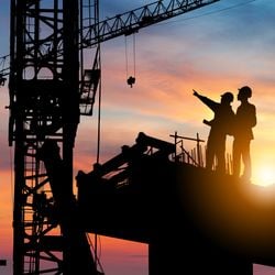 Há postos para açougueiro, ajudante de carga e descarga de mercadorias, ajudante de obras, assistente administrativo, atendente de telemarketing, camareira de hotel, carpinteiro, manobrista, entre outras chances