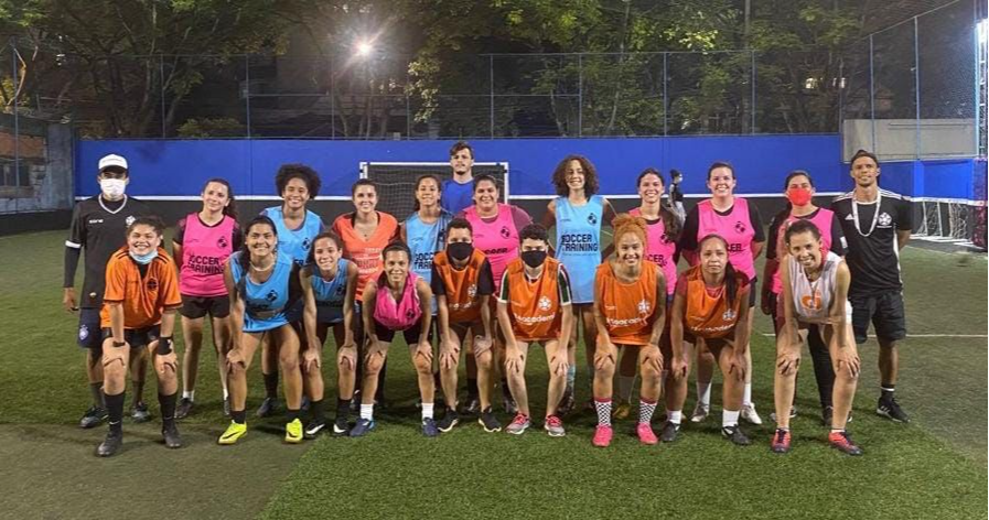 Mulheres reunidas para treinamento de futebol. . Crédito: Futeacademi Divulgação.