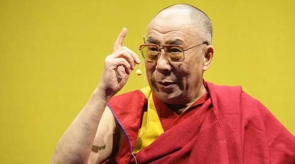 Um vídeo em que o Dalai Lama aparece perguntando a um menino se ele quer 'chupar sua língua' gerou críticas generalizadas ao líder budista, que pediu desculpas por meio de seus representantes