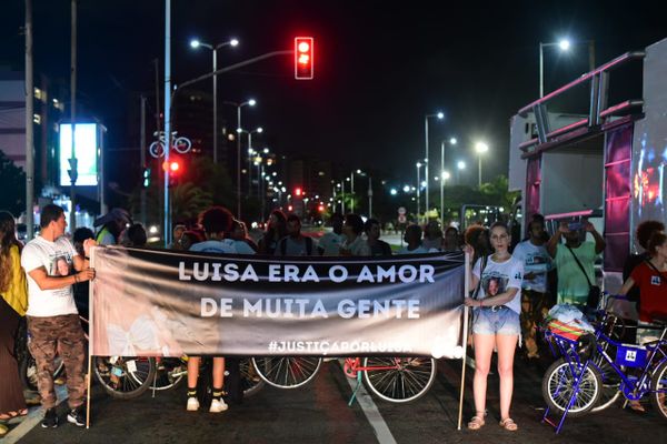 Manifestantes exibiram cartazes durante ato em memória da ciclista Luísa Lopes