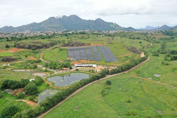 Usina de energia fotovoltaica do Sítio Esperança, na Serra por Zoom Filmes
