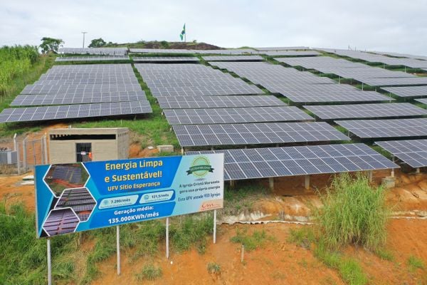 Usina de energia fotovoltaica do Sítio Esperança, na Serra por Zoom Filmes