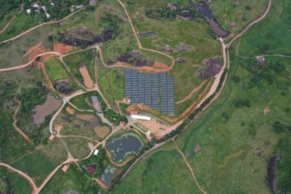 Usina de energia fotovoltaica do Sítio Esperança, na Serra por Zoom Filmes