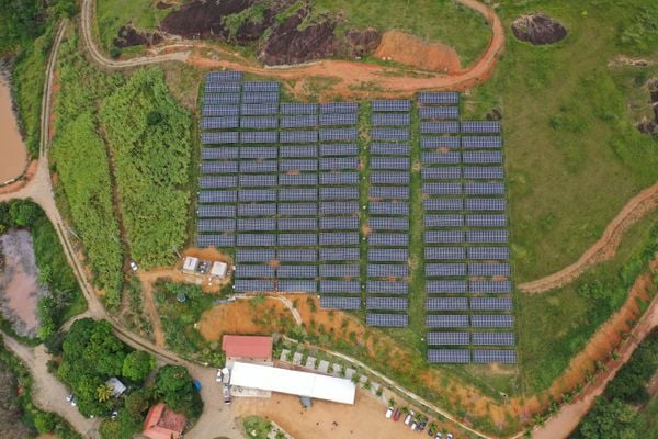 Usina de energia fotovoltaica do Sítio Esperança, na Serra por Zoom Filmes