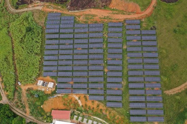 Usina de energia fotovoltaica do Sítio Esperança, na Serra por Zoom Filmes