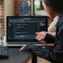 O crime pode ser punido com reclusão de dois a seis anos, além de multa. A pena é majorada se a vítima for mulher, criança, adolescente, pessoa idosa ou com deficiência