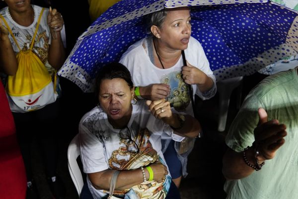 Fieis acompanham celebração de encerramento da Romaria dos Homens, na Prainha, Vila Velha por Fernando Madeira