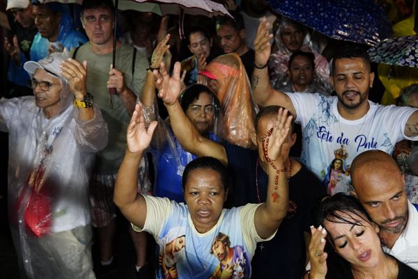 Fieis acompanham celebração de encerramento da Romaria dos Homens, na Prainha, Vila Velha por Fernando Madeira