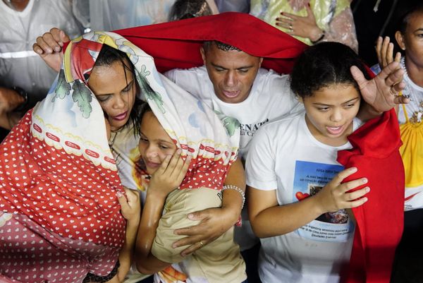 Fieis acompanham celebração de encerramento da Romaria dos Homens, na Prainha, Vila Velha por Fernando Madeira