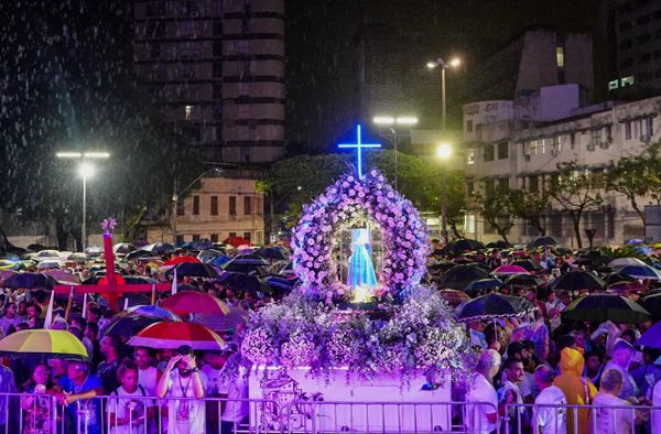 Fiéis acompanham missa debaixo de chuva em frente à Catedral de Vitória por Vitor Jubini