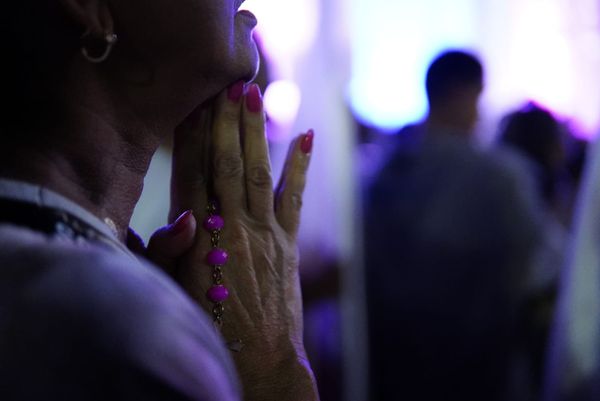 Fiéis acompanham missa na Catedral de Vitória antes da Romaria dos Homens por Fernando Madeira