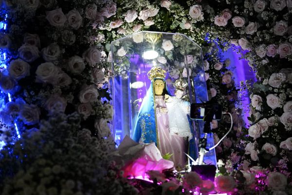 Fiéis acompanham missa na Catedral de Vitória antes da Romaria dos Homens por Fernando Madeira