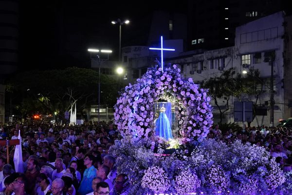 Fiéis acompanham missa na Catedral de Vitória antes da Romaria dos Homens por Fernando Madeira