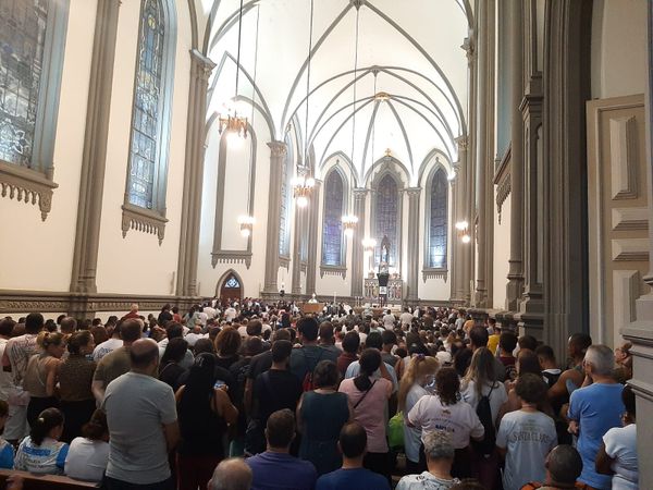 Fiéis durante missa na Catedral de Vitória antes da Romaria dos Homens na Festa da Penha por Fernando Madeira