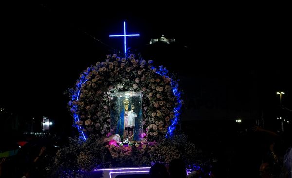 Imagem de Nossa Senhora da Penha e Convento da Penha ao fundo por Vitor Jubini