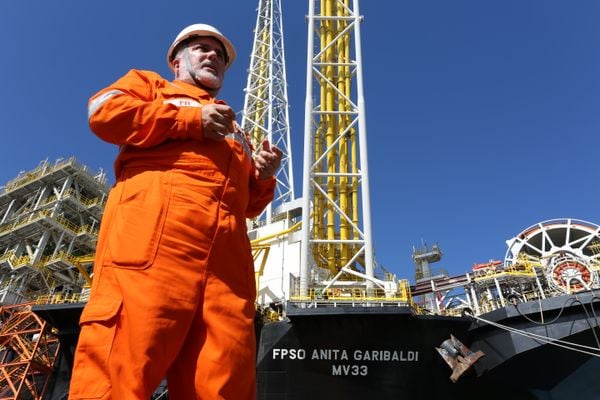 Presidente da Petrobras, Jean Paul Prates, durante a bordo do navio-plataforma (FPSO) Anita Garibaldi, em montagem no Estaleiro Jurong, em Acracruz