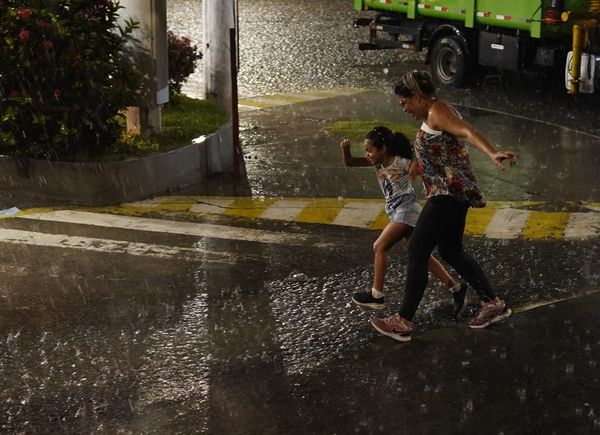 Romeiros enfrentam chuva forte durante a Romaria dos Homens por Fernando Madeira