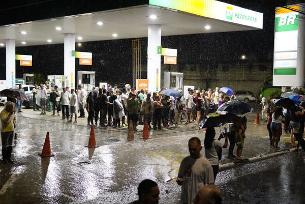 Romeiros enfrentam chuva forte durante a Romaria dos Homens por Fernando Madeira