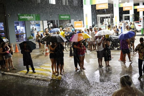Romeiros enfrentam chuva forte durante a Romaria dos Homens por Fernando Madeira
