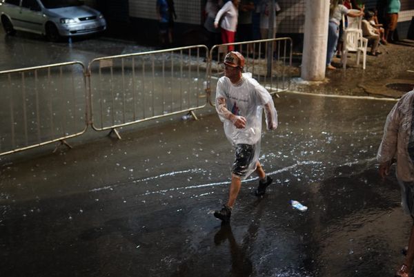 Romeiros enfrentam chuva forte durante a Romaria dos Homens por Fernando Madeira