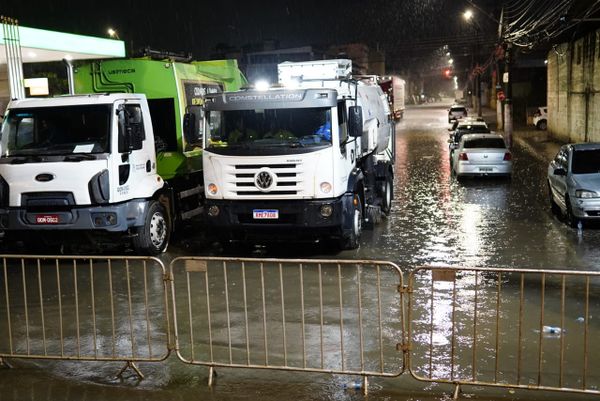Romeiros enfrentam chuva forte durante a Romaria dos Homens por Fernando Madeira
