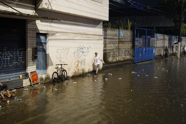 Romeiros enfrentam chuva forte durante a Romaria dos Homens por Fernando Madeira