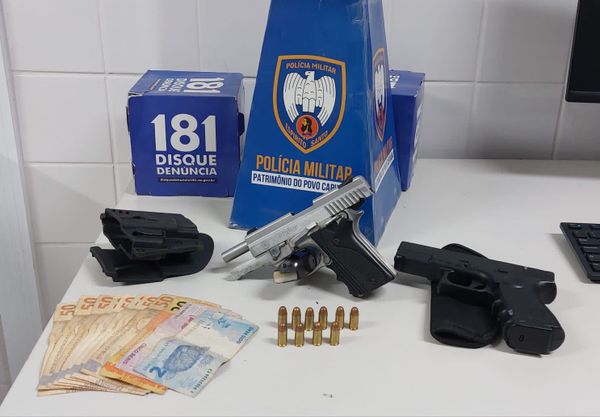 Armas, munições, coldre e dinheiro apreendidos com os suspeitos na Serra