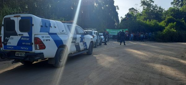 A força tarefa da Polícia Militar acompanhou na tarde desta terça-feira (18), a Oficial de Justiça que entregou a ordem judicial ao MST, em Aracruz