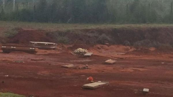 Após fortes chuvas, caixões são arrastados para fora da cova em cemitério de MG