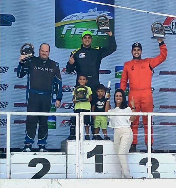 Dieckle Icklis ergueu o troféu da primeira etapa da competição